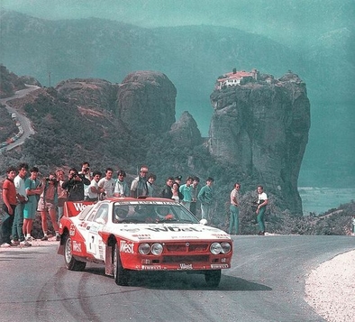 Andrea Zanussi - Sergio Cresto
32º Rothmans Acropolis Rally 1985. Lancia Rally 037 (TO W67788). Abandonó por avería mecánica en SS33 Platanaki de 17.89 Km.

Foto en "Meteora", a partir de 1985 asfaltado.

Del 27 al 30 de Mayo, Atenas, Grecia.
Superficie: tierra.

El Rally tenía un total de 2295.94 km de los que 807.67 km divididos en 47 tramos eran especiales.

Tomaron la salida 110 equipos, finalizaron 45.@
Palabras clave: ;Lancia;Rally;Grupo_B;Acropolis;Grecia;1985