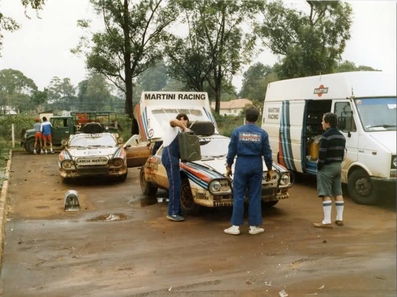 33º Marlboro Rally Safari 1985
Asistencia del Equipo Martini Racing en 2 de los 3 Lancia Rally 037 que compitieron en esta ediciòn.

8# (TO 09009D) de Attilio Bettega - Maurizio Perissinot, abandonó por motor en CH50.

9# (TO 09011D) de Markku Alén - Ilkka Kivimaki, abandonó por motor en CH15.

15# (TO 09012D) de Vic Preston Jr - John Lyall, abandonó por los pernos de las ruedas en CH65.


En el lado derecho de la foto podemos ver a Attilio Bettega.

Del 4 al 8 de Abril, Nairobi, Kenya, África.
Superficie: tierra.

El Rally tenia un total de 5167.6 km con 88 controles horarios.

Tomaron la salida 71 equipos, finalizaron 20.@
Palabras clave: Asistencias;Lancia;Rally;Grupo_B;Safari;1985;Personajes
