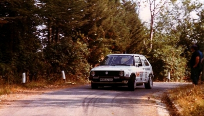 Klaus-Joachim (Jochi) Kleint - Werner Hohenadel
27º Rally Sanremo 1985. Volkswagen Golf GTi. AbandonÓ por accidente en SS6 Ulignano 1 de 16.27 Km.

Del 29 de Septiembre al 4 de Octubre, Sanremo, Liguria, Imperia, Italia.
Superficie: asfalto - tierra.

El Rally tenia un total de 2340.56 km, de los que 696.90 km divididos en 45 tramos eran especiales (2 de ellos fueron cancelados SS20 Murio 1 de 9.12 km, SS36 Ronde 1 de 37.22 km).

Tomaron la salida 98 equipos, finalizaron 33.@
Palabras clave: Volkswagen;Golf;GTi;Sanremo;1985