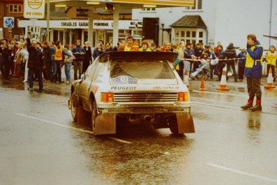 Karl-Erik (Kalle) Grundel - Terry Harryman
34º Lombard RAC Rally 1985. Peugeot 205 Turbo 16 E2 (709 EXC 75). Abandonó por accidente en SS20 Hafren de 30,70 Km.

Del 24 al 28 de Noviembre, Nottingham, Inglaterra.
Superficie: tierra.

El Rally tenia un total de 3507 km de los que 896.98 km divididos en 65 tramos eran especiales, (2 de ellas fueron canceladas, SS43 Kielder Forest - Ogre Hill de 12,02 Km y SS64 Nuss de 8,79 Km).

Tomaron la salida 155 equipos, finalizaron 62.@
Palabras clave: Kalle_Grundel;Terry_Harryman;Peugeot;Turbo;Grupo_B;Gran_Bretaña;1985;RAC_Rally;Inglaterra
