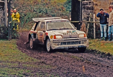Karl-Erik (Kalle) Grundel - Terry Harryman
34º Lombard RAC Rally 1985. Peugeot 205 Turbo 16 E2 (709 EXC 75). Abandonó por accidente en SS20 Hafren de 30,70 Km.

Del 24 al 28 de Noviembre, Nottingham, Inglaterra.
Superficie: tierra.

El Rally tenia un total de 3507 km de los que 896.98 km divididos en 65 tramos eran especiales, (2 de ellas fueron canceladas, SS43 Kielder Forest - Ogre Hill de 12,02 Km y SS64 Nuss de 8,79 Km).

Tomaron la salida 155 equipos, finalizaron 62.@
Palabras clave: Kalle_Grundel;Terry_Harryman;Peugeot;Turbo;Grupo_B;Gran_Bretaña;1985;Inglaterra
