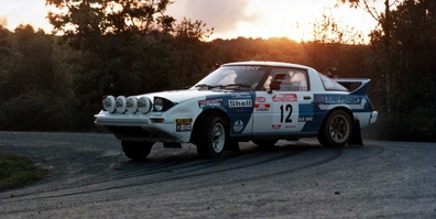 Neil Allport - Rodger Freeth
15º AWA Clarion Rally de Nueva Zelanda 1985. Mazda RX7 (MD1523). Abandonó por accidente en SS34 Tuahara Forest de 38.33 Km.

Del 29 de Junio al 2 de Julio, Auckland, Nueva Zelanda.
Superficie: tierra.

El Rally tenia un total de 2487.00 km de los que 935.50 km divididos en 48 tramos eran especiales, (2 de ellas fueron canceladas SS11 Ahuroa Puhoi Road de 12 Km y SS45 Bothwell Road de 25 Km).

Tomaron la salida 67 equipos, finalizaron 39.@
Palabras clave: Mazda;Grupo_B;Nueva_Zelanda;1985