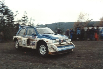 Malcolm Wilson - Nigel Harris
34º Lombard RAC Rally 1985. MG Metro 6R4 (C867 EUD). Abandonó por motor en SS23 Gartheiniog de 26.00 Km.

Del 24 al 28 de Noviembre, Nottingham, Inglaterra.
Superficie: tierra.

El Rally tenia un total de 3507 km de los que 896.98 km divididos en 65 tramos eran especiales, (2 de ellas fueron canceladas, SS43 Kielder Forest - Ogre Hill de 12,02 Km y SS64 Nuss de 8,79 Km).

Tomaron la salida 155 equipos, finalizaron 62.@
Palabras clave: ;Metro;MG;Grupo_B;Gran_Bretaña;1985;RAC_Rally;Inglaterra