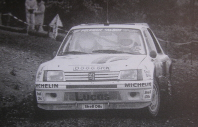 Mikael Sundström - Paul White
34º Lombard RAC Rally 1985. Peugeot 205 Turbo 16 (B 555 SRW). Abandonó por accidente con vuelco en SS50 Ae de 11.80 km.

Del 24 al 28 de Noviembre, Nottingham, Inglaterra.
Superficie: tierra.

El Rally tenia un total de 3507 km de los que 896.98 km divididos en 65 tramos eran especiales, (2 de ellas fueron canceladas, SS43 Kielder Forest - Ogre Hill de 12,02 Km y SS64 Nuss de 8,79 Km).

Tomaron la salida 155 equipos, finalizaron 62.@
Palabras clave: Peugeot;Turbo;Gran_Bretaña;Grupo_B;1985;Inglaterra