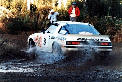 Stuart Eyre - Stuart McFarlane
15º AWA Clarion Rally de Nueva Zelanda 1985. Mazda RX7. Abandonó.

Del 29 de Junio al 2 de Julio, Auckland, Nueva Zelanda.
Superficie: tierra.

El Rally tenia un total de 2487.00 km de los que 935.50 km divididos en 48 tramos eran especiales, (2 de ellas fueron canceladas SS11 Ahuroa Puhoi Road de 12 Km y SS45 Bothwell Road de 25 Km).

Tomaron la salida 67 equipos, finalizaron 39.@
Palabras clave: Mazda;Grupo_B;Nueva_Zelanda;1985