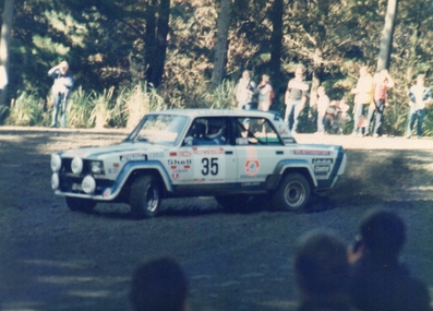 Alexander Rublev - Sergei Gogunov
15º  AWA Clarion Rally de Nueva Zelanda 1985.Lada VAZ 2105 VFTS. Abandonó por accidente en SS6 Tana Road de 24,98 Km.
V/O Autosport

Del 29 de Junio al 2 de Julio, Auckland, Nueva Zelanda.
Superficie: tierra.

El Rally tenia un total de 2487.00 km de los que 935.50 km divididos en 48 tramos eran especiales, (2 de ellas fueron canceladas SS11 Ahuroa Puhoi Road de 12 Km y SS45 Bothwell Road de 25 Km).

Tomaron la salida 67 equipos, finalizaron 39.@

Palabras clave: Lada;Grupo_B;Nueva_Zelanda;1985