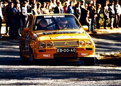 Jose Venancio - Luis Nelas
19º Rallye de Portugal - Vinho do Porto 1985. Citröen Visa Chrono (EB-00-40). Abandonó, desconocemos el motivo y en que tramo especial.

Del 6 al 9 de Marzo, Estoril, Portugal.
Superficie: asfalto - tierra.

El Rally tení­a un total de 2455 km de los que 730.50 km divididos en 47 tramos eran especiales.

Tomaron la salida 94 equipos, finalizaron 28.@
Palabras clave: Citroen;Visa;Chrono;Portugal;1985;Grupo_B