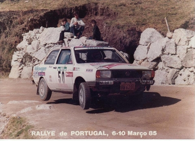 Barros Leite - Jose Manuel Tavares
19º Rallye de Portugal - Vinho do Porto 1985. Volkswagen Amazon (BW 6201). Abandonó, desconocemos el motivo y en que tramo especial.

Del 6 al 9 de Marzo, Estoril, Portugal.
Superficie: asfalto - tierra.

El Rally tení­a un total de 2455 km de los que 730.50 km divididos en 47 tramos eran especiales.

Tomaron la salida 94 equipos, finalizaron 28.@
Palabras clave: Volkswagen;Portugal;1985
