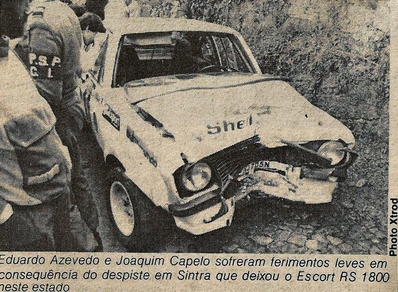 Eduardo Azevedo - Joaquim Capelo
19º Rallye de Portugal - Vinho do Porto 1985. Ford Escort RS 1800 MKII (HHJ 705N). Abandonó por el accidente de la imagen en el tramo de Sintra.

Del 6 al 9 de Marzo, Estoril, Portugal.
Superficie: asfalto - tierra.

El Rally tení­a un total de 2455 km de los que 730.50 km divididos en 47 tramos eran especiales.

Tomaron la salida 94 equipos, finalizaron 28.@
Palabras clave: Ford;Escort;Portugal;1985;Crash