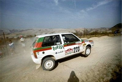 Galli - Cesana
27º Rally Sanremo 1985. Fiat Uno Turbo. Abandonó, desconocemos el motivo y en que especial.

Del 29 de Septiembre al 4 de Octubre, Sanremo, Liguria, Imperia, Italia.
Superficie: asfalto - tierra.

El Rally tenia un total de 2340.56 km, de los que 696.90 km divididos en 45 tramos eran especiales (2 de ellos fueron cancelados SS20 Murio 1 de 9.12 km, SS36 Ronde 1 de 37.22 km).

Tomaron la salida 98 equipos, finalizaron 33.@
Palabras clave: Fiat;Uno;Turbo;Sanremo;1985