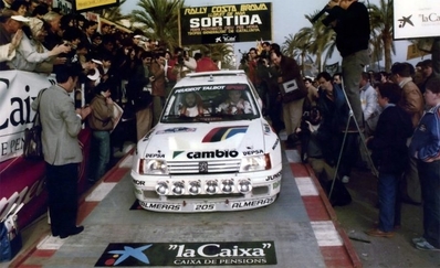 Antonio Zanini Sans - Josep Autet
33º Rally Costa Brava 1985. Peugeot 205 Turbo 16 (25 TC 34). Abandonó por accidente en SS2 Cladells 1 de 28.09 Km.
Peugeot Sport España

Salió con los neumáticos fríos con demasiado entusiasmo a lo que también tenemos que añadir que en el lugar del accidente existía un pequeño baden que lo escupió hacia las vallas dando varias vueltas de campana.

Después de este accidente, se hablo mucho de las diferencias existentes entre las suspensiones del Peugeot de Bruno Saby en el Mundial y las que llevaba Zanini. Incluso hicieron competir a Bruno Saby en el Rally Villa de Llanes del mismo año para demostrar que era problema de piloto y no de suspensiones... la verdad es que las suspensiones no tenían nada que ver las que llevaba Saby a las que llevaba Zanini... pero eso ya es otra historia.

El Rally tenía un total de 1329.74 Km, de los que 501.59 Km divididos en 45 tramos eran especiales.
Tomaron la salida 55 equipos, finalizaron 25.@
Palabras clave: Josep_Autet;Peugeot;Turbo;Costa_Brava;Catalunya;1985;Grupo_B;parque_cerrado