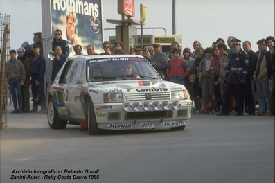 Antonio Zanini Sans - Josep Autet
33º Rally Costa Brava 1985. Peugeot 205 Turbo 16 (25 TC 34). Abandonó por accidente en SS2 Cladells 1 de 28.09 Km.
Peugeot Sport España

Salió con los neumáticos fríos con demasiado entusiasmo a lo que también tenemos que añadir que en el lugar del accidente existía un pequeño baden que lo escupió hacia las vallas dando varias vueltas de campana.

Después de este accidente, se hablo mucho de las diferencias existentes entre las suspensiones del Peugeot de Bruno Saby en el Mundial y las que llevaba Zanini. Incluso hicieron competir a Bruno Saby en el Rally Villa de Llanes del mismo año para demostrar que era problema de piloto y no de suspensiones... la verdad es que las suspensiones no tenían nada que ver las que llevaba Saby a las que llevaba Zanini... pero eso ya es otra historia.

Del 23 al 24 de Febrero, Lloret de Mar, Girona, Catalunya, España.
Superficie: asfalto - tierra.

El Rally tenia un total de 1329.74 km de los que 501.59 km divididos en 45 tramos eran especiales.

Tomaron la salida 55 equipos, finalizaron 25.

© Roberto Gnudi
@
Palabras clave: Josep_Autet;Peugeot;Turbo;Costa_Brava;Catalunya;1985;Grupo_B;España;Spain