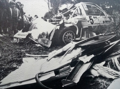 Antonio Zanini Sans - Josep Autet
33º Rally Costa Brava 1985. Peugeot 205 Turbo 16 (25 TC 34). Abandonó por accidente en SS2 Cladells 1 de 28.09 Km.
Peugeot Sport España

Salió con los neumáticos fríos con demasiado entusiasmo a lo que también tenemos que añadir que en el lugar del accidente existía un pequeño baden que lo escupió hacia las vallas dando varias vueltas de campana.

Después de este accidente, se habló mucho de las diferencias existentes entre las suspensiones del Peugeot de Bruno Saby en el Mundial y las que llevaba Zanini.
Incluso hicieron competir a Bruno Saby en el Rally Villa de Llanes del mismo año para demostrar que era problema de piloto y no de suspensiones... la verdad es que las suspensiones no tenían nada que ver las que llevaba Saby a las que llevaba Zanini... pero eso ya es otra historia.

El Rally tenía un total de 1329.74 Km de los que 501.59 Km divididos en 45 tramos eran especiales.

Tomaron la salida 55 equipos, finalizaron 25.
@
Palabras clave: Josep_Autet;Peugeot;Turbo;Costa_Brava;Catalunya;1985;Grupo_B;crash