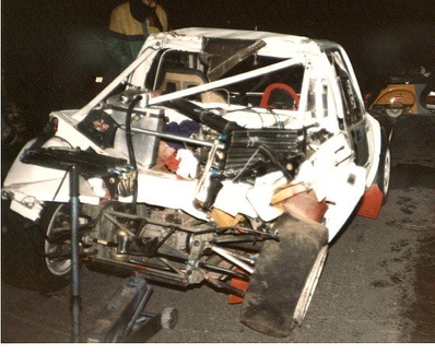 Antonio Zanini Sans - Josep Autet
33º Rally Costa Brava 1985. Peugeot 205 Turbo 16 (25 TC 34). Abandonó por accidente en SS2 Cladells 1 de 28.09 Km.
Peugeot Sport España

Salió con los neumáticos fríos con demasiado entusiasmo a lo que también tenemos que añadir que en el lugar del accidente existía un pequeño baden que lo escupió hacia las vallas dando varias vueltas de campana.

Después de este accidente, se hablo mucho de las diferencias existentes entre las suspensiones del Peugeot de Bruno Saby en el Mundial y las que llevaba Zanini. Incluso hicieron competir a Bruno Saby en el Rally Villa de Llanes del mismo año para demostrar que era problema de piloto y no de suspensiones... la verdad es que las suspensiones no tenían nada que ver las que llevaba Saby a las que llevaba Zanini... pero eso ya es otra historia.

El Rally tenía un total de 1329.74 Km, de los que 501.59 Km divididos en 45 tramos eran especiales.
Tomaron la salida 55 equipos, finalizaron 25.@
Palabras clave: Josep_Autet;Peugeot;Turbo;Costa_Brava;Catalunya;1985;Grupo_B;crash