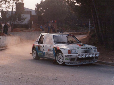 Antonio Zanini Sans - Josep Autet
33º Rally Costa Brava 1985. Peugeot 205 Turbo 16 (25 TC 34). Abandonó por accidente en SS2 Cladells 1 de 28.09 Km.
Peugeot Sport España

Salió con los neumáticos fríos con demasiado entusiasmo a lo que también tenemos que añadir que en el lugar del accidente existía un pequeño baden que lo escupió hacia las vallas dando varias vueltas de campana.

Después de este accidente, se hablo mucho de las diferencias existentes entre las suspensiones del Peugeot de Bruno Saby en el Mundial y las que llevaba Zanini. Incluso hicieron competir a Bruno Saby en el Rally Villa de Llanes del mismo año para demostrar que era problema de piloto y no de suspensiones... la verdad es que las suspensiones no tenían nada que ver las que llevaba Saby a las que llevaba Zanini... pero eso ya es otra historia.

El Rally tenía un total de 1329.74 Km, de los que 501.59 Km divididos en 45 tramos eran especiales.

Tomaron la salida 55 equipos, finalizaron 25.

© Joan Al
@
Palabras clave: Peugeot;Costa_Brava;Catalunya;1985;Grupo_B