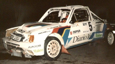 Antonio Zanini Sans - Josep Autet
33º Rally Costa Brava 1985. Peugeot 205 Turbo 16 (25 TC 34). Abandonó por accidente en SS2 Cladells 1 de 28.09 Km.
Peugeot Sport España

Salió con los neumáticos fríos con demasiado entusiasmo a lo que también tenemos que añadir que en el lugar del accidente existía un pequeño baden que lo escupió hacia las vallas dando varias vueltas de campana.

Después de este accidente, se hablo mucho de las diferencias existentes entre las suspensiones del Peugeot de Bruno Saby en el Mundial y las que llevaba Zanini. Incluso hicieron competir a Bruno Saby en el Rally Villa de Llanes del mismo año para demostrar que era problema de piloto y no de suspensiones... la verdad es que las suspensiones no tenían nada que ver las que llevaba Saby a las que llevaba Zanini... pero eso ya es otra historia.

El Rally tenía un total de 1329.74 Km, de los que 501.59 Km divididos en 45 tramos eran especiales.
Tomaron la salida 55 equipos, finalizaron 25.@
Palabras clave: Josep_Autet;Peugeot;Turbo;Costa_Brava;Catalunya;1985;Grupo_B;crash