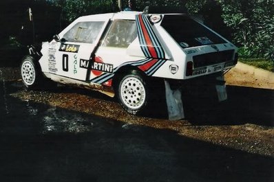 Markku Alen - Ilkka Kivimaki
15º Rali Lois Algarve 1985. Lancia Delta S4 (A6 37179). Abandonó por rotura de transmisiòn, aunque siguio en el rally con el dorsal 0 para seguir evolucionando el coche.
Del 31 Octubre al 2 de Noviembre, Silves - Armação de Pêra (Portugal).
Superficie: grava con 545,00 km divididos en 30 tramos cronometrados.
Tomaron la salida 77 equipos, finalizaron 23.

Es la tercera aparición Oficial Competitiva del Lancia Delta S4, después del debut en el Rally 1000 Pistes, (Francia), donde compitió con la calificación de prototipo, en el 14º Colline di Romagna donde quedó 1º y antes del Debut Oficial en el Mundial de Rallyes en el 34º Lombard RAC Rally de 1985.@
Palabras clave: Markku_Alen;Ilkka_Kivimaki;Lancia;Delta;S4;Grupo_B;Algarve;Portugal;1985