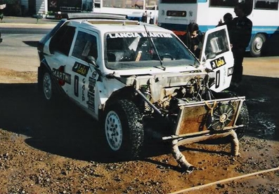 Markku Alen - Ilkka Kivimaki
15º Rali Lois Algarve 1985. Lancia Delta S4 (A6 37179). Abandonó por rotura de transmisiòn, aunque siguio en el rally con el dorsal 0 para seguir evolucionando el coche.
Del 31 Octubre al 2 de Noviembre, Silves - Armação de Pêra (Portugal).
Superficie: grava con 545,00 km divididos en 30 tramos cronometrados.
Tomaron la salida 77 equipos, finalizaron 23.

Es la tercera aparición Oficial Competitiva del Lancia Delta S4, después del debut en el Rally 1000 Pistes, (Francia), donde compitió con la calificación de prototipo, en el 14º Colline di Romagna donde quedó 1º y antes del Debut Oficial en el Mundial de Rallyes en el 34º Lombard RAC Rally de 1985.@
Palabras clave: Markku_Alen;Lancia;Delta;S4;Grupo_B;Algarve;Portugal;1985