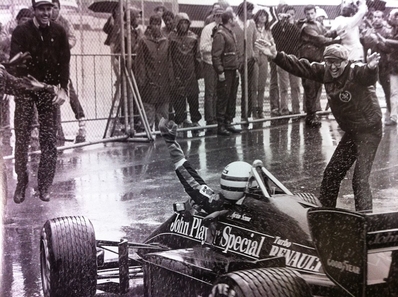 Ayrton Senna
G.P. de Portugal 1985
Estoril
1º victoria de Ayrton Senna.
(Author photo unknown)
Palabras clave: ;Portugal;1985;Box