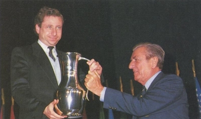 Jean Todt & Jean-Marie Balestre
El 34º Lombard RAC Rally 1985 marca el final del Campeonato de 1985.

El Peugeot 205 T16 anotó 142 puntos de 144 posibles y el título estaba decidido ya en 35º 1000 Lakes Rally de Finlandia.

Jean-Marie Balestre, presidente de la FIA,  hace entrega del trofeo a Jean Todt, director deportivo del Equipo Peugeot Talbot Sport.
Palabras clave: Personajes;Peugeot;Grupo_B;1985;Jean_Todt