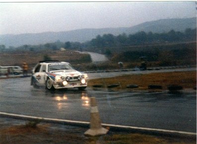 Lancia Delta S4
Circuit de Can Padro 1985
Sant Vicenç de Castellet, Manresa, Barcelona, Catalunya, España.

Henri Toivonen en la presentación Oficial en España del Lancia Delta S4.

Previo al 21º Rallye Catalunya 1985, donde Henri ten­ía que competir con el Delta S4, pero acabó haciéndolo con el Lancia Rally 037, porque no llegaron a tiempo los papeles de homologación del Lancia Delta S4.

Henri abandonó dicho Rallye Catalunya por fuerte accidente en el tercer tramo, "Estenalles" a su paso por la "Font de L'Olla"

Foto de Eduardo Graells
@
Palabras clave: Henri_Toivonen;Lancia;Delta;Grupo_B;Can_Padro;Catalunya;1985;Spain