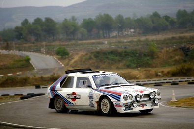 Henri Toivonen
Circuit de Can Padro 1985
Sant Vicenç de Castellet, Manresa, Barcelona, Catalunya, España.

Henri Toivonen en la presentación Oficial en España del Lancia Delta S4.

Previo al 21º Rallye Catalunya 1985, donde Henri ten­ía que competir con el Delta S4, pero acabó haciéndolo con el Lancia Rally 037, porque no llegaron a tiempo los papeles de homologación del Lancia Delta S4.

Henri abandonó dicho Rallye Catalunya por fuerte accidente en el tercer tramo, "Estenalles" a su paso por la "Font de L'Olla"

Foto de Eduardo Graells
@
Palabras clave: Henri_Toivonen;Lancia;Delta;Grupo_B;Can_Padro;Catalunya;1985