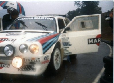 Lancia Delta S4
Circuit de Can Padro 1985
Sant Vicenç de Castellet, Manresa, Barcelona, Catalunya, España.

Henri Toivonen en la presentación Oficial en España del Lancia Delta S4.

Previo al 21º Rallye Catalunya 1985, donde Henri ten­ía que competir con el Delta S4, pero acabó haciéndolo con el Lancia Rally 037, porque no llegaron a tiempo los papeles de homologación del Lancia Delta S4.

Henri abandonó dicho Rallye Catalunya por fuerte accidente en el tercer tramo, "Estenalles" a su paso por la "Font de L'Olla"

Foto de Eduardo Graells
@
Palabras clave: Henri_Toivonen;Lancia;Delta;Grupo_B;Can_Padro;Catalunya;1985;Spain