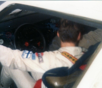 Henri Toivonen
Circuit de Can Padro 1985
Sant Vicenç de Castellet, Manresa, Barcelona, Catalunya, España.

Henri Toivonen en la presentación Oficial en España del Lancia Delta S4.

Previo al 21º Rallye Catalunya 1985, donde Henri ten­ía que competir con el Delta S4, pero acabó haciéndolo con el Lancia Rally 037, porque no llegaron a tiempo los papeles de homologación del Lancia Delta S4.

Henri abandonó dicho Rallye Catalunya por fuerte accidente en el tercer tramo, "Estenalles" a su paso por la "Font de L'Olla"

Foto de Eduardo Graells
@
Palabras clave: Henri_Toivonen;Lancia;Delta;Grupo_B;Can_Padro;Catalunya;1985;Personajes