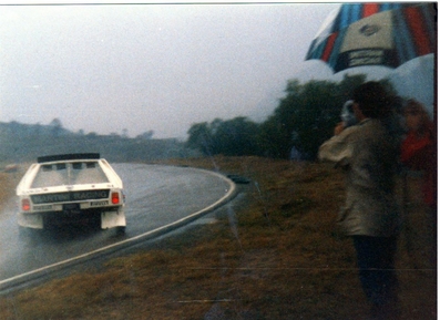 Lancia Delta S4
Circuit de Can Padro 1985
Sant Vicenç de Castellet, Manresa, Barcelona, Catalunya, España.

Henri Toivonen en la presentación Oficial en España del Lancia Delta S4.

Previo al 21º Rallye Catalunya 1985, donde Henri ten­ía que competir con el Delta S4, pero acabó haciéndolo con el Lancia Rally 037, porque no llegaron a tiempo los papeles de homologación del Lancia Delta S4.

Henri abandonó dicho Rallye Catalunya por fuerte accidente en el tercer tramo, "Estenalles" a su paso por la "Font de L'Olla"

Foto de Eduardo Graells
@
Palabras clave: Henri_Toivonen;Lancia;Delta;Grupo_B;Can_Padro;Catalunya;1985