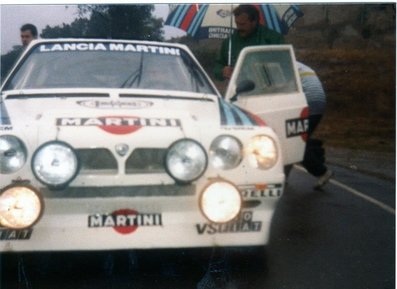 Lancia Delta S4
Circuit de Can Padro 1985
Sant Vicenç de Castellet, Manresa, Barcelona, Catalunya, España.

Henri Toivonen en la presentación Oficial en España del Lancia Delta S4.

Previo al 21º Rallye Catalunya 1985, donde Henri ten­ía que competir con el Delta S4, pero acabó haciéndolo con el Lancia Rally 037, porque no llegaron a tiempo los papeles de homologación del Lancia Delta S4.

Henri abandonó dicho Rallye Catalunya por fuerte accidente en el tercer tramo, "Estenalles" a su paso por la "Font de L'Olla"

Foto de Eduardo Graells
@
Palabras clave: Henri_Toivonen;Lancia;Delta;Grupo_B;Can_Padro;Catalunya;1985