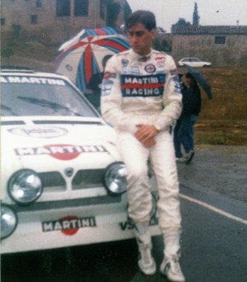 Henri Toivonen
Circuit de Can Padro 1985
Sant Vicenç de Castellet, Manresa, Barcelona, Catalunya, España.

Henri Toivonen en la presentación Oficial en España del Lancia Delta S4.

Previo al 21º Rallye Catalunya 1985, donde Henri ten­ía que competir con el Delta S4, pero acabó haciéndolo con el Lancia Rally 037, porque no llegaron a tiempo los papeles de homologación del Lancia Delta S4.

Henri abandonó dicho Rallye Catalunya por fuerte accidente en el tercer tramo, "Estenalles" a su paso pocos centenares de metros después de la "Font de L'Olla"

Foto de Eduardo Graells
@
Palabras clave: Henri_Toivonen;Lancia;Delta;Grupo_B;Can_Padro;Catalunya;1985;personajes;Spain