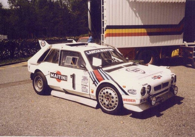 Lancia Delta S4 (SE038-001)
El Delta S4 tení­a todas las caracterí­sticas que hicieron de los grupo B los más extraordinarios de la historia de los rallyes: 
motor central con turbo, chasis tubular, tracción a las cuatro ruedas y carrocerí­a de fibra de vidrio.

En 1986 debido a los hechos acaecidos, cuando varias personas perdieron la vida durante el Rally de Portugal y Henri Toivonen y Sergio Cresto fallecieron durante el transcurso del Rally de Córcega, (sin olvidarnos de Attilio Bettega el año anterior que también perdió la vida en el Córcega),  precisamente con un Lancia Delta S4, los grupo B fueron prohibidos por la FISA.
Palabras clave: Lancia;Delta;1985