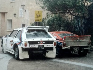 Lancia Delta S4 & Lancia Rally 037
Test en Cerdeña en Abril de 1985, antes del 8º Rally Costa Esmeralda.

Este S4, con placa -PROVA TO 2664- interiormente (Equipo Lancia) aun era denominado como SE038.

Era el chasis numero 006 y fue con el que debutó Markku Alén en una prueba, el 14º Rally Colline di Romagna 1985 (del 21 de Julio al 22 de Julio), ganando el Rally.

El Lancia Rally 037 de color rojo durante 1984 compitió en el Tour de Corse y en el 1000 Lagos Rally pilotado por Markku Alén con colores Martini Racing.

Después pasó a servir como coche de pruebas.

PHOTO de Auto Motor und Sport 1985

Palabras clave: Lancia;Test;Delta;Cerdeña;1985