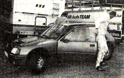 Peugeot 205 Turbo 16 & Walter Röhrl
Le Moulinon 1985

Walter Röhrl tuvo la oportunidad de pilotar un Peugeot 205 Turbo 16, pero solo con el fin de realizar pruebas comparativas con el Audi Quattro.

El que vemos saliendo por el lado del copiloto es Roland Gumpert.
Palabras clave: ;Roland_Gumpert;Peugeot;Turbo;1985;Grupo_B
