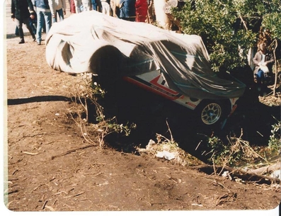 Joaquim Santos - Miguel Oliveira
© Joào Cambào
20º Rallye de Portugal Vinho do Porto 1986. Ford RS200 (C440 BHV). Abandonó por grave accidente.

Santos era el ídolo local, su paso levantaba muchísima pasión entre los aficionados del lugar. Al salir de una curva, esquivó algunos espectadores que estaban mal situados, lo que provocó no poder encarar bien la siguiente curva y estrellarse contra el público.
Hay otra versión en la que se dice que al salir de la curva impacto con la rueda trasera de lado con un coche que estaba "mal aparcado",(cosa posible pero extraña, pues habían pasado otros pilotos...), le desequilibro el coche e igual que la versión anterior, no pudo encarar en condiciones la siguiente curva estrellándose contra el publico. Fallecieron 3 personas y muchas otras resultaron heridas de mayor y menor gravedad.

Todos los equipos "top" abandonan la prueba a causa de dicho accidente.
Todos los pilotos estaban indignados con el comportamiento del público, irresponsable y peligroso.

Hay que decir que habí­a público de todas las nacionalidades, pasó en Portugal como podrí­a haber pasado en cualquier otro Rallye del sur de Europa.
Henri fue quien comunicó a la prensa la unánime decisión de los pilotos.

Del 5 al 8 de Marzo, Estoril, Portugal.
Superficie: asfalto - tierra.
El Rallye tenía un total de 2,428.47 km de los que 703.50 km divididos en 48 tramos eran especiales.
9 de ellos fueron cancelados, los dos primeros una vez ya comenzados, SS1 Lagoa Azul 1 de 5.00 km, donde sucedió el accidente, SS2 Peninha1 de 6.50 km (solo pasaron hasta el dorsal 14, el de Joaquim Santos era el dorsal 15), SS3 Sintra 1 de 10.50 km, SS4 Lagoa Azul 2 de 5.00 km, SS5 Peninha 2 de 6.50 km, SS6 Sintra 2 de 10.50 km, SS7 Lagoa Azul 3 de 5.00 km, SS8 Peninha 3 de 6.50 km, SS9 Sintra 3 de 10.50 km.
Tomaron la salida 111 equipos, finalizaron 35.@
Palabras clave: Joaquin_Santos;Ford;Grupo_B;RS200;Portugal;1986;Crash