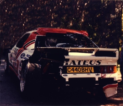 Joaquim Santos - Miguel Oliveira
20º Rallye de Portugal Vinho do Porto 1986. Ford RS200 (C440 BHV). Abandonó por grave accidente.

Santos era el ídolo local, su paso levantaba muchísima pasión entre los aficionados del lugar. Al salir de una curva, esquivó algunos espectadores que estaban mal situados, lo que provocó no poder encarar bien la siguiente curva y estrellarse contra el público.
Hay otra versión en la que se dice que al salir de la curva impacto con la rueda trasera de lado con un coche que estaba 