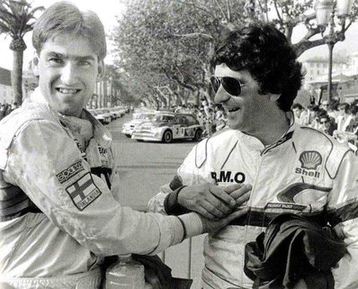 30º Tour de Corse 1986
En la foto Henri Toivonen y Bruno Saby en Plaza San Nicolás de Bastia, Francia... Henri y Bruno... ERAN BUENOS AMIGOS...

En este rally Henri Toivonen perdió la vida junto a su copiloto Sergio Cresto.
Todo apuntaba a una nueva victoria para Lancia, pero, en el km 7 de la 18ª especial entre Corte y Taverna, Henri Toivonen se saldría en una curva a izquierdas, caería por un terraplén de unos 5 metros para impactar contra unos árboles. El Lancia Delta S4 estallaba al instante y tanto él como su copiloto Sergio Cresto fallecían.

Bruno Saby probablemente hubiera abandonado la prueba después del fatal accidente de su amigo Henri, pero su equipo Peugeot Talbot Sport y Jean Todt siendo jefe de equipo le informaron que debía seguir compitiendo en la prueba... Bruno a desgana acató las órdenes. Supongo que pesó mas los intereses comerciales de la marca al competir en casa (Francia-Peugeot), que hacer lo que se debía por ética y respeto... la historia del Mundo moderno.

Henri era el más rápido y se estaba quedando sin oposición, en la primera jornada Toivonen le sacó a Saby 1’42”... Las declaraciones de Toivonen dejaban claro la peligrosidad de la prueba:
“Este Rallye es una locura, aunque por el momento todo está yendo bien. Si hay algún problema, estoy muerto”.

Bruno le había dicho a Henri que iba a levantar el pie, que ya no quería seguir luchando y jugándosela en aquellas carreteras por el cansancio que acumulaba... además Henri y Sergio al llegar a la asistencia y descanso en Corte, venían de batir el record, (de Bruno Saby en 1985 con el Peugeot 205 T16), del tramo anterior en mas de 3 minutos !!!!
(Campe Militaire - Corte año 1985 de 58.14 km Bruno Saby y su Peugeot 205 T16 hicieron un tiempo de 42m 49s con una media de 81.47 km/h.... Campe Militaire - Corte año 1986 de 58.14 km Henri Toivonen y su Lancia Delta S4 hicieron un tiempo de 39m 29s con una media de 88.35 km/h)...

(Decir que Jean Todt jefe del equipo Peugeot, estrenando la nueva versión E2, no quería dejar de presionar, por si había "ese" error de Henri).
@
Palabras clave: Henri_Toivonen;Bruno_Saby;Personajes;Còrcega;1986;Grupo_B