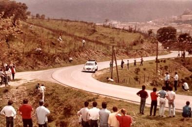 Henri Toivonen - Sergio Cresto
30º Tour de Corse de 1986. Lancia Delta S4 (TO 73074E).
El 02-05-1986 sufrieron accidente mortal
D.E.P. / R.I.P.

Foto pocos metros después de la salida del tramo donde perdieron la vida, SS18 Corte - Taverna de 26.84 Km.

Del 1 al 3 de Mayo, Ajaccio, Córcega, Francia.
Superficie: asfalto.
El Rally tenia un total de 1551.00 km de los que 1122.34 km divididos en 30 tramos eran especiales. (4 de ellos fueron cancelados. SS12 Figarella - Cardo de 15.75 Km, SS18 Corte - Taverna de 26.84 Km, SS19 Moltifao - Speloncato de 38.16 Km y SS20 Corbara - Calenzana de 23.69 Km. Los 3 últimos por el fatal accidente de Henri y Sergio).
Tomaron la salida 122 equipos, finalizaron 31.

En esta edición habí­an 5 tramos de 50 o mas Km cronometrados, SS7 Cozzano - Col de la Serra de 50.84, SS8 Muracciole - Abbazia de 50.00, SS10 Pont d'Altiani - Pont St Laurent de 56.01, SS14 Prunelli - San Pancrazio de 55.67 y SS17 Campe Militaire - Corte de 58.14. Uno de mas de 70 km, SS23 Saint Roch - Suaricchio de 78.19, y otro, el último, SS30 Liamone - Suaricchio de 83.16 Km.

Aquí dejo los kilómetros de cada uno de los 30 tramos del Rally:

1ª ETAPA (01-Mayo-1986)
SS1 Verghia - Pont de la Masina de 38.09 km
SS2 Sainte Marie Sicche - Moca 1 de 23.96 km
SS3 Petreto - Aullene 1 de 20.03 km
SS4 Zerubia - Santa Giulia de 30.60 km
SS5 Sartene - Zonza de 44.23 km
SS6 Aullene - Zicavo de 25.59 km
SS7 Cozzano - Col de la Serra de 50.84 km
SS8 Muracciole - Abbazia de 50.00 km
SS9 Campo al Quarcio - Ponte de Noceta de 33.77 km
SS10 Pont d'Altiani - Pont St Laurent de 56.01 km
SS11 Ponte Rosso - Borgo de 42.29 km

TOTAL ETAPA 415.41 km

2ª ETAPA (02 Mayo-1986)
SS12 Figarella - Cardo (cancelado) de 15.75 km
SS13 Saint Florent - Col de San Stefano de 26.81 km
SS14 Prunelli - San Pancrazio de 55.67 km
SS15 Folelli - Santa Lucia di Moriani de 18.49 km
SS16 Moriani Plage - Orsoni de 20.10 km
SS17 Campe Militaire Corte de 58.14 km
SS18 Corte - Taverna (cancelado) de 26.84 km
SS19 Moltifao - Speloncato (cancelado) de 38.16 km
SS20 Corbara - Calenzana (cancelado) de 23.69 km

TOTAL ETAPA 283.65 km

3ª ETAPA (03-Mayo-1986)
SS21 Norte Dame de la Serra - Pont du Fango de 28.77 km
SS22 Fango - Ota de 48.59 km
SS23 Saint Roch - Suaricchio de 78.19 km
SS24 Tavera - Pont de Mezzana de 30.57 km
SS25 Sainte Marie Sicche - Moca 2 de 23.96 km
SS26 Petreto - Aullene 2 de 20.03 km
SS27 Sorbollano - Santa Giulia de 35.59 km
SS28 Calvese - Agosta Plage de 38.69 km
SS29 Plaine de Peri - Capiglioli de 35.73 km
SS30 Liamone - Suaricchio 83.16 km

TOTAL ETAPA 423.28 km.
SUMANDO LAS TRES ETAPAS, ESTAMOS HABLANDO DE 1122.34 KM CRONOMETRADOS... UNA SALVAJADA...

© Joseph Donini
@
Palabras clave: Henri_Toivonen;Sergio_Cresto;Lancia;Delta;Grupo_B;Corcega;1986;Corse