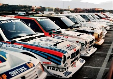 9º Rally Costa Esmeralda
Del 16 de Abril al 18 de Abril
Parque cerrado de salidas en Porto Cervo, norte de Cerdeña, Italia.
En la foto podemos ver:
#3 Peugeot 205 Turbo 16 (MI 64170X) de Andrea Zanussi - Paolo Amati, clasificado 2º.
#1 Lancia Delta S4 "Martini Lancia" (A6 37614) de Henri Toivonen - Sergio Cresto, clasificado 1º.
#2 Lancia Delta S4 "Jolly Club Totip" (A6 37354) de Dario Cerrato - Giuseppe Cerri, clasificado 3º.
#4 Lancia Delta S4 "Grifone Esso" (TO 77894E) de Fabrizio Tabaton - Luciano Tedeschini, clasificado 4º.
#6 MG Metro 6R4 "Clarion Team Europe" (C730 HOF) de Per Eklund - Dave Whittock, abandonò.

El Rally era sobre superficie de grava/tierra con un total de 546 Km cronometrados divididos en 35 tramos.

PHOTO de Roberto Sanna Leoni.@
Palabras clave: Lancia;Delta;MG;Metro;Peugeot;Turbo16;Parque_Cerrado;1986;Smeralda;Esmeralda;Grupo_B