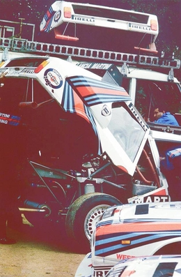 20º Rallye de Portugal Vinho do Porto 1986
Asistencia del Equipo Martini Lancia.

Todos los equipos "top" abandonan la prueba a causa del accidente de Joaquin Santos - Miguel Oliveira con su Ford RS200 el cual se estrella contra el público que abarrotaba las cunetas de los tramos por donde transcurría el Rallye. En el accidente fallecieron 3 espectadores y muchos otros sufrieron heridas de mayor y menor gravedad. Todos los pilotos estaban indignados con el comportamiento del público, irresponsable y peligroso.
Hay que decir que habí­a público de todas las nacionalidades, pasó en Portugal como podrí­a haber pasado en cualquier otro Rallye del sur de Europa.
Henri fue quien comunicó a la prensa la unánime decisión de los pilotos.

Del 5 al 8 de Marzo, Estoril, Portugal.
Superficie: asfalto - tierra.

El Rallye tenía un total de 2,428.47 km de los que 703.50 km divididos en 48 tramos eran especiales, (7 de ellos fueron cancelados a causa del accidente de Santos, SS3 Sintra 1 de 10.50 km donde sucedio el accidente, SS4 Lagoa Azul 2 de 5.00 km, SS5 Peninha 2 de 6.50 km, SS6 Sintra 2 de 10.50 km, SS7 Lagoa Azul 3 de 5.00 km, SS8 Peninha 3 de 6.50 km, SS9 Sintra 3 de 10.50 km.

Tomaron la salida 111 equipos, finalizaron 35.

COPYRIGHT Steven Sofroniou.
@

Palabras clave: Asistencias;Lancia;Delta;Grupo_B;Portugal;1986