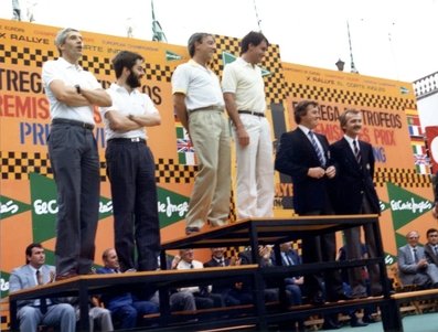 10º Rally Corte Inglés 1986
Podium
De izquierda a derecha:

Antonio Zanini - Josep Autet, Ford RS200 (2-M-5557-P). Clasificado 2º.

Carlos Sainz - Antonio Boto, Renault 5 MaxiTurbo. (2-M-5968-P). Clasificado 1º.

Jimmy McRae - lan Grimdod, MG Metro 6R4 (C749 LFM). Clasificado 3º.

Del 4 al 6 de Julio, Las Palmas de Gran Canaria, España.
Superficie: asfalto.

El Rally tenia un total de 693.00 km de los que 288.00 km divididos en 18 tramos eran especiales.

Tomaron la salida 70 equipos finalizaron 36.@
Palabras clave: Grupo_B;Corte_Ingles;Canarias;1986;personajes