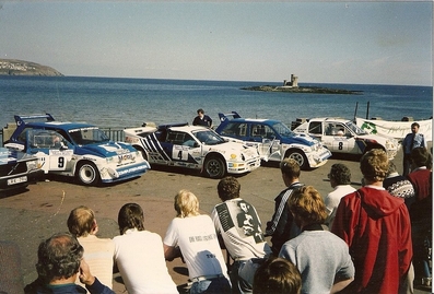 24º Tudor Webasto Manx International Rally 1986
En la foto los 4 primeros clasificados:

1# MG Metro 6R4 (C98 KOG) de Tony Pond - Rob Arthur, clasificado 1º.

9# MG Metro 6R4 (D750 PDM) de David Llewellin - Phil Short, clasificado 2º.

4# Ford RS200 (C200 KHJ) de Mark Lovell - Roger Freeman, clasificado 3º.

8# Peugeot 205 Turbo 16 de Mikael Sundström - Voitto Silander, clasificado 4º.

Del 11 al 13 de Septiembre, Douglas, Isla de Man.
Superficie: asfalto.

El Rally tenia un total de 412.85 km cronometrados divididos en 30 tramos especiales (2 de ellos fueron cancelados SS13 Glen Roy de 7.43 km y SS25 West Baldwin de 17.28km)
.
Tomaron la salida 112 equipos, finalizaron 55.
@
Palabras clave: Peugeot;Turbo;MG;Metro;Ford;RS200;Grupo_B;Manx_International;1986;Parque_Cerrado