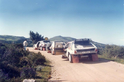 9º Rally Costa Smeralda 1986
Los Lancia Delta S4 son de:
El de delante Henri Toivonen - Sergio Cresto, clasificado 1º. 

El de detrás Dario Cerrato - Giuseppe Cerri, clasificado 3º. 

El Peugeot 205 Turbo 16 del centro es el de Andrea Zanussi - Paolo Amati, clasificado 2º.

Del 16 al 18 de Abril, Porto cervo, norte de Cerdeña, Italia.

Superficie: tierra.
El Rally constaba de 546.00 Km cronometrados divididos en 35 tramos especiales.

Tomaron la salida 79 equipos, finalizaron 32.@
Palabras clave: Peugeot;T16;Lancia;Delta;S4;Grupo_B;Costa_Esmeralda;1986;Smeralda
