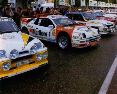 Parque Cerrado del 9º Rally Sierra Morena 1986
En primera li­nea el Renault 5 Maxiturbo (VA-4650-M) de Carlos Sainz - Antonio Boto, clasificado 1º.

Al lado el Ford RS200 (2-M-5557-P) de Antonio Zanini - Josep Autet, clasificado 2º.

El Renault 5 Turbo es el de Jesús "Chus" Puras y a su lado el Alfa de Pep Bassas.

Del 26 al 27 de Abril, Anadalucia, España.
Superficie: asfalto.

Desconocemos de cuantos kilómetros tanto totales como cronometrados constaba la prueba.

Tomaron la salida 54 equipos finalizaron 34.
@
Palabras clave: Sierra_Morena;Ford;RS200;Renault;Maxiturbo;Grupo_B;1986;Parque_Cerrado