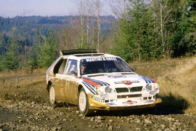 Markku Alén - Ilkka Kivimaki
21º Toyota Olympus Rally 1986. Lancia Delta S4 (TO 33874F). Clasificado 1º.

Esta victoria lo proclamó Campeón del Mundo a Markku Alén.

El éxito en la reclamación del Equipo Peugeot en Diciembre por la exclusión en el 28º Rally Sanremo, produjo que todos los puntos del Rally para el Campeonato se anulasen.
Eso significó que Sanremo de 1986 no pudo considerarse una prueba de WRC y por eso Markku Alén fue Campeón del Mundo durante tan solo 10 dí­as.

Última aparición Oficial de los coches Grupo B en una prueba válida para el Mundial de Rallys.

Como anécdota y prueba de como eran esos pilotos en esa época, en uno de los tramos Alén cometí­a un error garrafal al querer entrar sin darse cuenta en sentido contrario a un control horario. Kankkunen, todo un deportista y señor, (proclamado Campeón del Mundo ese año 1986 después de la reclamación de Peugeot), le avisó del error que estaba cometiendo, pudiendo Alén rectificar la trayectoria antes de que le significara una sanción.

Caballeros y amigos ante todo es lo que eran esos pilotos en esa época !!.

Y una segunda anécdota.
Este rallye pudo decidir el Campeonato de España de aquel año que ya había finalizado unas semanas antes. 

En aquella época se daban puntos por participar en pruebas internacionales y Renault España barajó la posibilidad de inscribir a Sainz en el Olympus con el Tour de Corse (el Maxi correría en la misma clase que los Gr.B oficiales por lo que difícilmente puntuaría).

Ante esa amenaza, Lancia puso a disposición de Serviá un Delta para el mismo Rally... Ahí acabó la historia.

De 4 al 7 de Diciembre, Tacoma - Tumwater, Washington, Estados Unidos.
Superficie: tierra.

El Rally tenía un total de 540.65 km cronometrados divididos en 40 tramos especiales (uno de ellos fue cancelado SS6 Taylor Towne de 14.76 km).

Tomaron la salida 50 equipos, finalizaron 25.
@
Palabras clave: Markku_Alen;Lancia;Delta;S4;Olympus;Grupo_B;1986