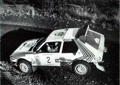 Markku Alén - Ilkka Kivimaki
21º Toyota Olympus Rally 1986. Lancia Delta S4 (TO 33874F). Clasificado 1º.

Esta victoria lo proclamó Campeón del Mundo a Markku Alén.

El éxito en la reclamación del Equipo Peugeot en Diciembre por la exclusión en el 28º Rally Sanremo, produjo que todos los puntos del Rally para el Campeonato se anulasen.
Eso significó que Sanremo de 1986 no pudo considerarse una prueba de WRC y por eso Markku Alén fue Campeón del Mundo durante tan solo 10 dí­as.

Última aparición Oficial de los coches Grupo B en una prueba válida para el Mundial de Rallys.

Como anécdota y prueba de como eran esos pilotos en esa época, en uno de los tramos Alén cometí­a un error garrafal al querer entrar sin darse cuenta en sentido contrario a un control horario. Kankkunen, todo un deportista y señor, (proclamado Campeón del Mundo ese año 1986 después de la reclamación de Peugeot), le avisó del error que estaba cometiendo, pudiendo Alén rectificar la trayectoria antes de que le significara una sanción.

Caballeros y amigos ante todo es lo que eran esos pilotos en esa época !!.

Y una segunda anécdota.
Este rallye pudo decidir el Campeonato de España de aquel año que ya había finalizado unas semanas antes. 

En aquella época se daban puntos por participar en pruebas internacionales y Renault España barajó la posibilidad de inscribir a Sainz en el Olympus con el Tour de Corse (el Maxi correría en la misma clase que los Gr.B oficiales por lo que difícilmente puntuaría).

Ante esa amenaza, Lancia puso a disposición de Serviá un Delta para el mismo Rally... Ahí acabó la historia.

De 4 al 7 de Diciembre, Tacoma - Tumwater, Washington, Estados Unidos.
Superficie: tierra.

El Rally tenía un total de 540.65 km cronometrados divididos en 40 tramos especiales (uno de ellos fue cancelado SS6 Taylor Towne de 14.76 km).

Tomaron la salida 50 equipos, finalizaron 25.
@
Palabras clave: Markku_Alen;Lancia;Delta;S4;Olympus;Grupo_B;1986