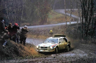 Markku Alén - Ilkka Kivimaki
21º Toyota Olympus Rally 1986. Lancia Delta S4 (TO 33874F). Clasificado 1º.

Esta victoria lo proclamó Campeón del Mundo a Markku Alén.

El éxito en la reclamación del Equipo Peugeot en Diciembre por la exclusión en el 28º Rally Sanremo, produjo que todos los puntos del Rally para el Campeonato se anulasen.
Eso significó que Sanremo de 1986 no pudo considerarse una prueba de WRC y por eso Markku Alén fue Campeón del Mundo durante tan solo 10 dí­as.

Última aparición Oficial de los coches Grupo B en una prueba válida para el Mundial de Rallys.

Como anécdota y prueba de como eran esos pilotos en esa época, en uno de los tramos Alén cometí­a un error garrafal al querer entrar sin darse cuenta en sentido contrario a un control horario. Kankkunen, todo un deportista y señor, (proclamado Campeón del Mundo ese año 1986 después de la reclamación de Peugeot), le avisó del error que estaba cometiendo, pudiendo Alén rectificar la trayectoria antes de que le significara una sanción.

Caballeros y amigos ante todo es lo que eran esos pilotos en esa época !!.

Y una segunda anécdota.
Este rallye pudo decidir el Campeonato de España de aquel año que ya había finalizado unas semanas antes. 

En aquella época se daban puntos por participar en pruebas internacionales y Renault España barajó la posibilidad de inscribir a Sainz en el Olympus con el Tour de Corse (el Maxi correría en la misma clase que los Gr.B oficiales por lo que difícilmente puntuaría).

Ante esa amenaza, Lancia puso a disposición de Serviá un Delta para el mismo Rally... Ahí acabó la historia.

De 4 al 7 de Diciembre, Tacoma - Tumwater, Washington, Estados Unidos.
Superficie: tierra.

El Rally tenía un total de 540.65 km cronometrados divididos en 40 tramos especiales (uno de ellos fue cancelado SS6 Taylor Towne de 14.76 km).

Tomaron la salida 50 equipos, finalizaron 25.
@
Palabras clave: Markku_Alen;Lancia;Delta;S4;Olympus;Grupo_B;1986