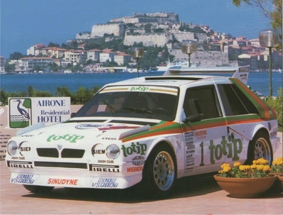 Lancia Delta S4
Presentación del Equipo "Jolly Club" en conferencia de prensa del 18º Rallye dell'Isola d'Elba.

En dicha presentación finalizó el Rallye en primera posición.
Pilotado por Dario Cerrato - Giuseppe Cerrito

Del 15 al 17 de Mayo, Portoferraio.
Superficie: asfalto - tierra.

Desconocemos de cuantos kilómetros tanto totales como cronometrados constaba la prueba.

Tomaron la salida 61 equipos, finalizaron 25.
@
Palabras clave: ;Lancia;Delta;Grupo_B;1986;Elba;Debut;Jolly_Club