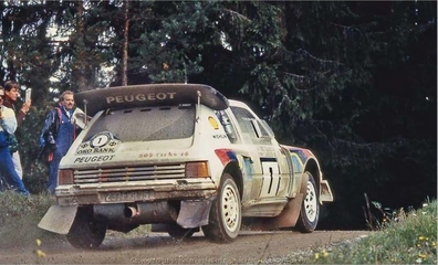 Timo Salonen - Seppo Harjanne
36º Rally de los 1000 Lagos 1986. Peugeot 205 Turbo 16 E2 (237 FWH 75). Clasificado 1º.

De SS1 a SS34, dominó el Rally Markku Alen con el Lancia Delta S4, pero una pequeña salida de pista le hizo perder un tiempo imposible de recuperar hasta el final del mismo (total SS48) quedando 3º.
2º quedó Juha Kankkunen compañero de Equipo de Timo Salonen.

Del 5 al 7 de Septiembre, Jyväskylä, Finlandia.
Superficie: tierra.
El Rally tenia un total de 1344.89 km de los que 389.97 km divididos en 48 tramos eran especiales, (una de ellas fue cancelada SS8 Savo de 8.11 Km).
Se inscribieron 169 equipos, tomaron la salida 164, finalizaron 81.

© Istvan Keller.
@
Palabras clave: Timo_Salonen;Seppo_Harjanne;Peugeot;Turbo;Finlandia;Grupo_B;1986