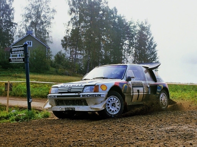 Timo Salonen - Seppo Harjanne
36º Rally de los 1000 Lagos 1986. Peugeot 205 Turbo 16 E2 (237 FWH 75). Clasificado 1º.

De SS1 a SS34, dominó el Rally Markku Alen con el Lancia Delta S4, pero una pequeña salida de pista le hizo perder un tiempo imposible de recuperar hasta el final del mismo (total SS48) quedando 3º.
2º quedó Juha Kankkunen compañero de Equipo de Timo Salonen.

Del 5 al 7 de Septiembre, Jyväskylä, Finlandia.
Superficie: tierra. 
El Rally tenia un total de 1344.89 km de los que 389.97 km divididos en 48 tramos eran especiales, (una de ellas fue cancelada SS8 Savo de 8.11 Km).
Se inscribieron 169 equipos, tomaron la salida 164, finalizaron 81.@
Palabras clave: Timo_Salonen;Seppo_Harjanne;Peugeot;Turbo;Finlandia;Grupo_B;1986